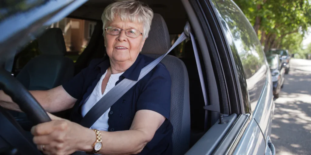 Oudere dame rijdt auto, hoewel ze cbd heeft ingenomen